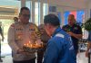 May Day 2024, Kapolres Anambas Hadiahkan Kue Ultah Kepada Perwakilan Buruh Peringatan May Day, Kapolres Anambas Berikan Kue Ultah Kepada Perwakilan Buruh