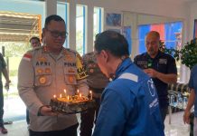 May Day 2024, Kapolres Anambas Hadiahkan Kue Ultah Kepada Perwakilan Buruh Peringatan May Day, Kapolres Anambas Berikan Kue Ultah Kepada Perwakilan Buruh