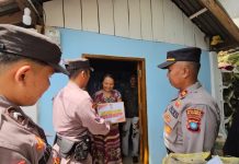 Jumat Berkah, Kapolsek Siantan Anambas Bagikan Paket Sembako Kapolsek Siantan Anambas Bagi Sembako ke Warga