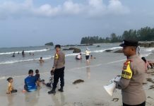Patroli Tempat Wisata, Polsek Kijang Berikan Tips Aman ke Pengunjung Pantai Patroli Tempat Wisata, Polsek Kijang Berikan Tips
