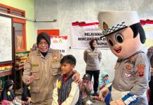 Polri dan Polda Sumbar Berikan Trauma Healing dan Bantuan kepada Korban Banjir Lahar Dingin Polri dan Polda Sumbar Berikan Trauma Healing dan Bantuan kepada Korban Banjir Lahar Dingin
