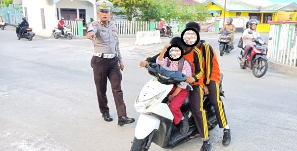 Satlantas Polres Anambas Beri Tegur Tilang Siswa SD Boncengan Bertiga Tanpa Helm Satlantas Polres Anambas Beri Tegur Tilang Siswa SD Boncengan Bertiga Tanpa Helm