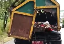 Truk Pengangkut Sampah di Bintan Ancam Keselamatan Pengendara dengan Pintu Belakang yang Mengenaskan Truk Pengangkut Sampah di Bintan Ancam Keselamatan Pengendara dengan Pintu Belakang yang Mengenaskan
