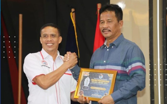 Wali Kota Batam Muhammad Rudi dan Hj Marlin Agustina Raih Penghargaan dari IWO Indonesia