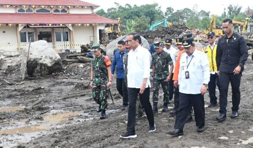 presiden jokowi meninjau lokasi bencana BNPB Siapkan 335 Rumah Tahan Bencana untuk Korban Banjir Lahar Dingin Gunung Marapi