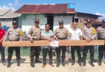 Bhabinkamtibmas Polsek Jemaja Bantu Rumah Warga Desa Sunggak Terdampak Angin Kencang di Jemaja Barat Bhabinkamtibmas Polsek Jemaja