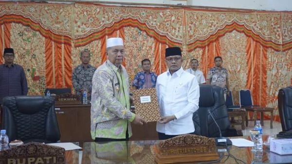 Bupati Hamsuardi Tanggapi Laporan Banggar DPRD Pasbar tentang APBD Tahun 2023 Bupati Hamsuardi Tanggapi Laporan Banggar DPRD Pasbar tentang APBD Tahun 2023