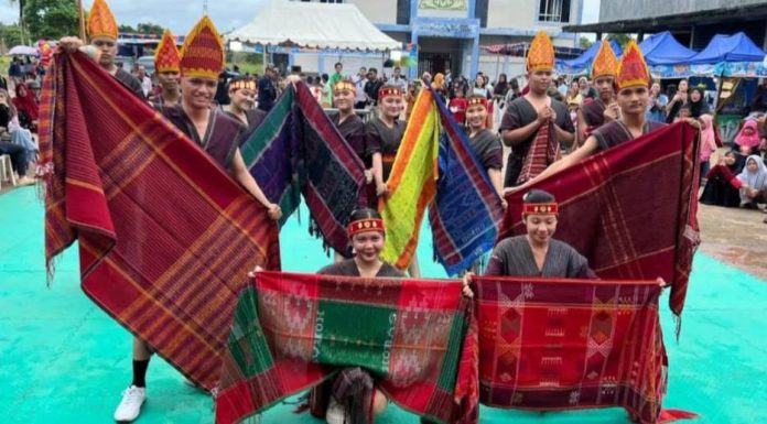 Bupati Roby Apresiasi Teluk Sasah Expo Pamerkan UMKM Hingga Seni Budaya Bupati Roby Apresiasi Teluk Sasah Expo Pamerkan UMKM Hingga Seni Budaya