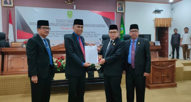 Bupati Kabupaten Natuna, Wan Siswandi menerima rekomendasi DPRD Kabupaten Natuna