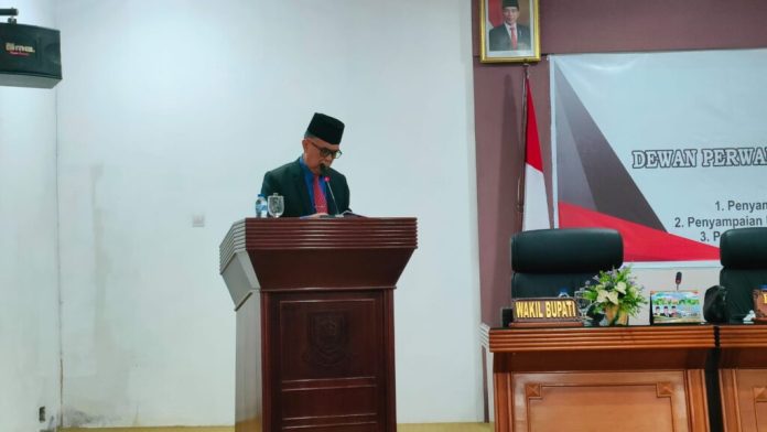 Bupati Kabupaten Natuna, Wan Siswandi menerima rekomendasi DPRD Kabupaten Natuna Bupati Kabupaten Natuna, Wan Siswandi menerima rekomendasi DPRD Kabupaten Natuna