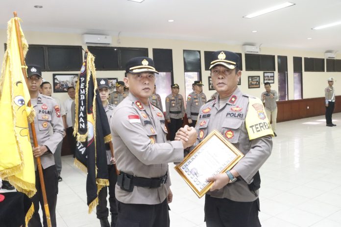 Kepala Kepolisian Sektor (Kapolsek) Sekupang, Komisaris polisi (Kompol) Benhur Gultom, S.E., M.M mendapatkan ban warna kuning di lengannya