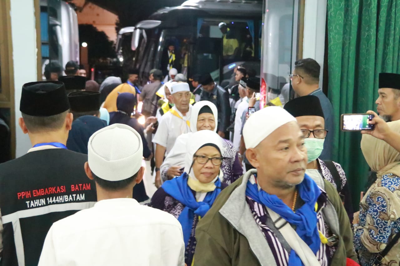 kedatangan 61 jemaah haji asal Natuna saat tiba di Kota Batam.