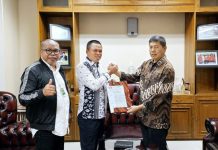 Muchlis Patahna Serahkan SK Kepengurusan BPW KKSS Kepri 2024-2029 Muchlis Patahna Serahkan SK Kepengurusan BPW KKSS Kepri 2024-2029
