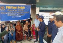 PWI Kepri Berikan Bantuan untuk 12 KK Korban Kebakaran di Tanjungsengkuang PWI Kepri Berikan Bantuan untuk 12 KK Korban Kebakaran di Tanjungsengkuang