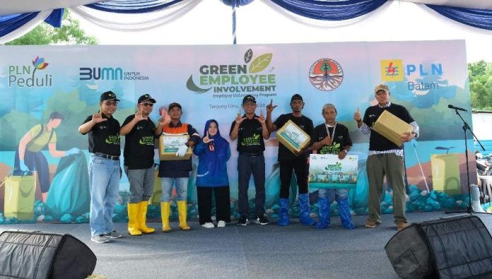Peringati Hari Lingkungan Hidup Sedunia, PLN Batam Gelar Aksi Bersih Pantai Tanjung Uma
