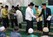Wali Kota Batam Muhammad Rudi Serahkan Insentif 2024 kepada Tokoh Agama di Kecamatan Nongsa