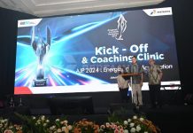 PT Pertamina Kembali Gelar Anugerah Jurnalistik, Apresiasi Karya Terbaik Insan Media VP Corporate Communication Pertamina Fadjar Djoko Santoso bersama Perwakilan Juri AJP Maman Suherman dan juga perwakilan media Livia Ramadhanti dari Metro TV melakukan seremoni pembukaan Anugerah Jurnalistik Pertamina 2024 yang berlangsung di di Jakarta, Rabu (31/07/2024).