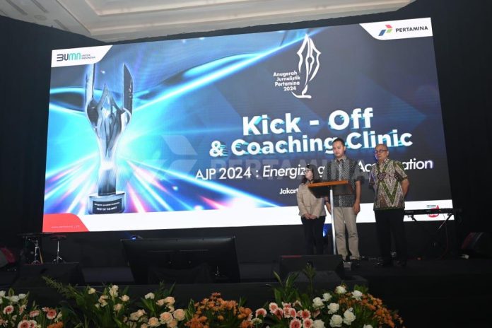 VP Corporate Communication Pertamina Fadjar Djoko Santoso bersama Perwakilan Juri AJP Maman Suherman dan juga perwakilan media Livia Ramadhanti dari Metro TV melakukan seremoni pembukaan Anugerah Jurnalistik Pertamina 2024 yang berlangsung di di Jakarta, Rabu (31/07/2024).