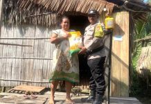 Bhabinkamtibmas Polsek Jemaja Bagikan Sembako Beras kepada Warga Membutuhkan Bhabinkamtibmas Polsek Jemaja