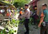 Bhabinkamtibmas Polsek Siantan Bersama Babinsa Bantu Warga Tebang Pohon di Pinggir Jalan Bhabinkamtibmas Polsek Siantan Tebang Pohon