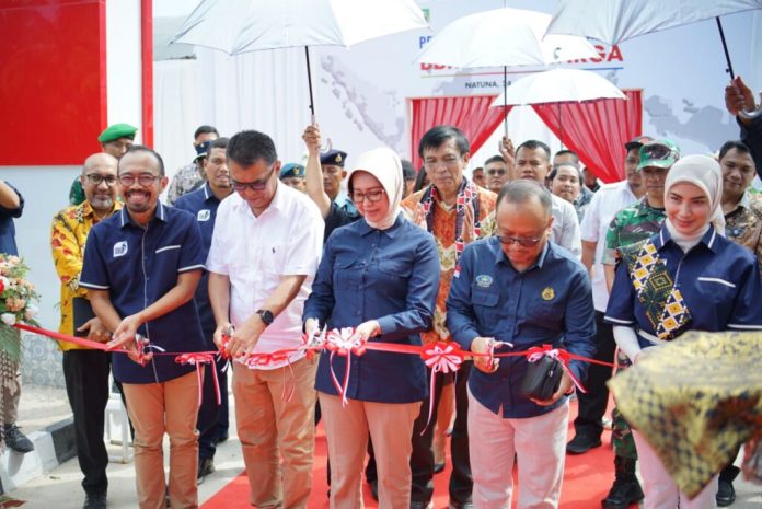 Direktur Utama PT Pertamina Patra Niaga Riva Siahaan, Bupati Natuna Wan Siswandi, Kepala BPH Migas Erika Retnowati meresmikan secara simbolis pengguntingan pita di SPBU 16297033 Kecamatan Bunguran Utara, Kabupaten Natuna, Provinsi Kepulauan Riau, kamis (24/8)