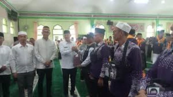 Bupati Sabar AS dan Pimpinan DPRD Pasaman Lepas Ratusan Calon Jamaah Haji Bupati Sabar AS dan Pimpinan DPRD Pasaman Lepas Ratusan Calon Jamaah Haji