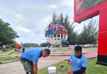 TNI AU Natuna Sulap Bola Dunia Pantai Piwang Jadi Lebih Cantik Para prajurit gagah berani ini rela turun tangan mengecat Bola Dunia di Pantai Piwang, Natuna, Kepulauan Riau, pada Kamis (11/7/2024).
