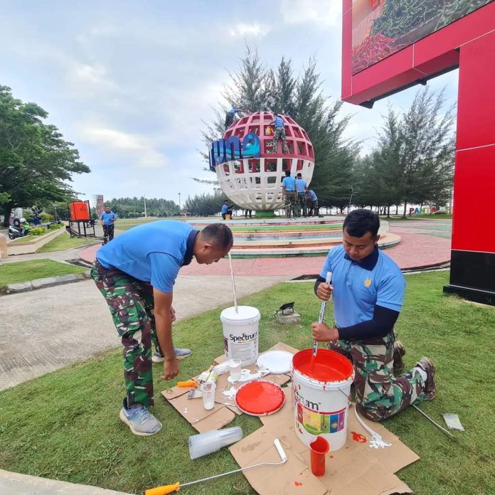 Para prajurit gagah berani ini rela turun tangan mengecat Bola Dunia di Pantai Piwang, Natuna, Kepulauan Riau, pada Kamis (11/7/2024).