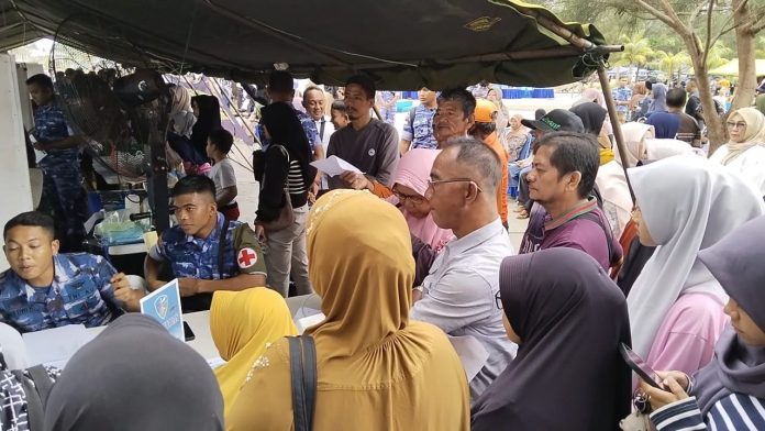 TNI AU tidak hanya bekerja sendiri dalam menyelenggarakan bakti sosial ini. Mereka juga bekerja sama dengan Pemerintah Daerah (Pemda) Natuna dan Mahasiswa dari Universitas Airlangga (Unair).