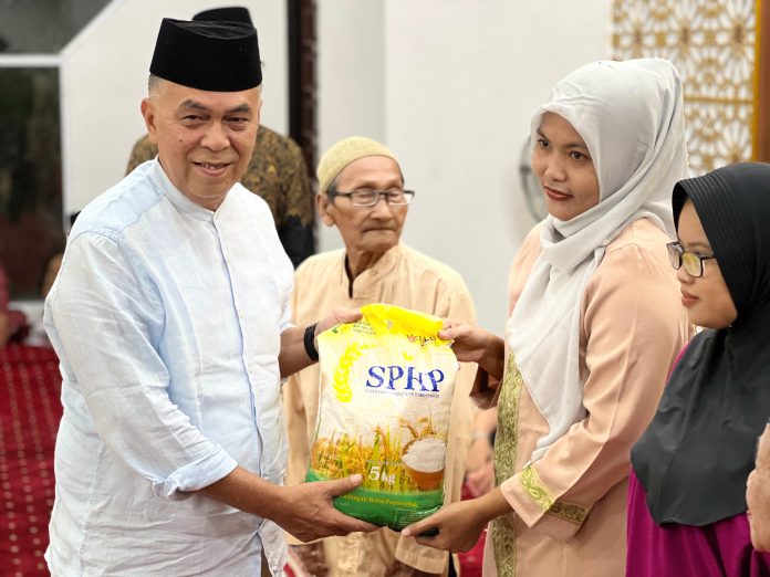 semangat gotong royong, Aparatur Sipil Negara (ASN) Kabupaten Natuna berbagi sembako