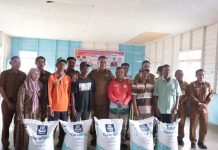 Sentuhan Nyata Bupati Natuna untuk Sektor Pertanian, Tingkatkan Kesejahteraan Petani Bupati Natuna Wan siswandi bantuan pupuk kepada kelompok tani di Desa Batubi Jaya, Kecamatan Bunguran Batubi, pada Senin (15/7/2024).