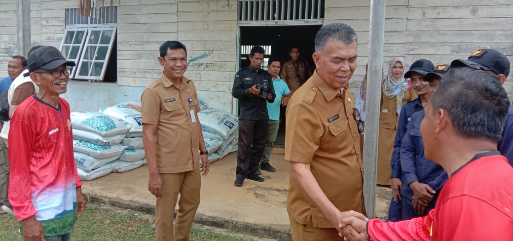 Bupati Natuna Wan Siswandi bersama Wan Sazali plt Kepala Dinas Ketahanan Pangan dan Pertanian Dkpp Natuna dan para petani Natuna