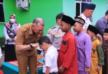 Lebih dari Sekadar Santunan: Wabup Natuna Sentuh Hati Anak Yatim Berbagi Cinta Berlimpah Berkah, Wakil Bupati Natuna bersama insan