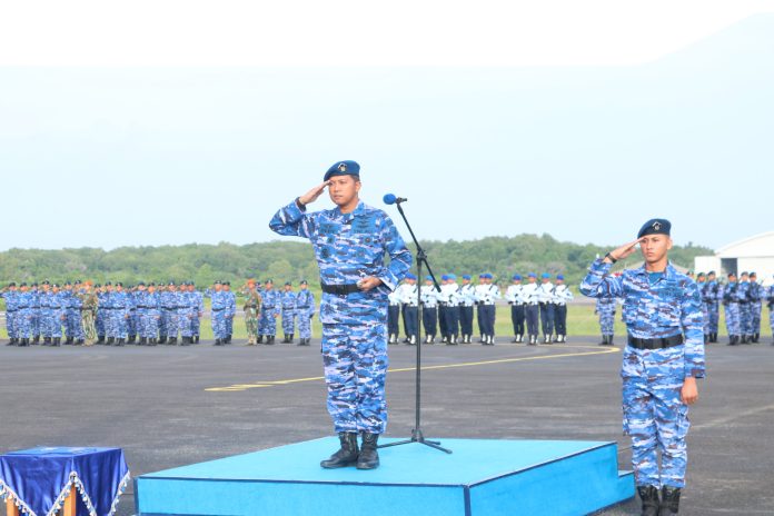Komandan Lanud Raden Sadjad (Danlanud RSA) Natuna, Kolonel Pnb Dedy Iskandar, S.Sos., M.M.S., M.Han., memimpin upacara bendera 17-an di Apron Base Ops Lanud RSA