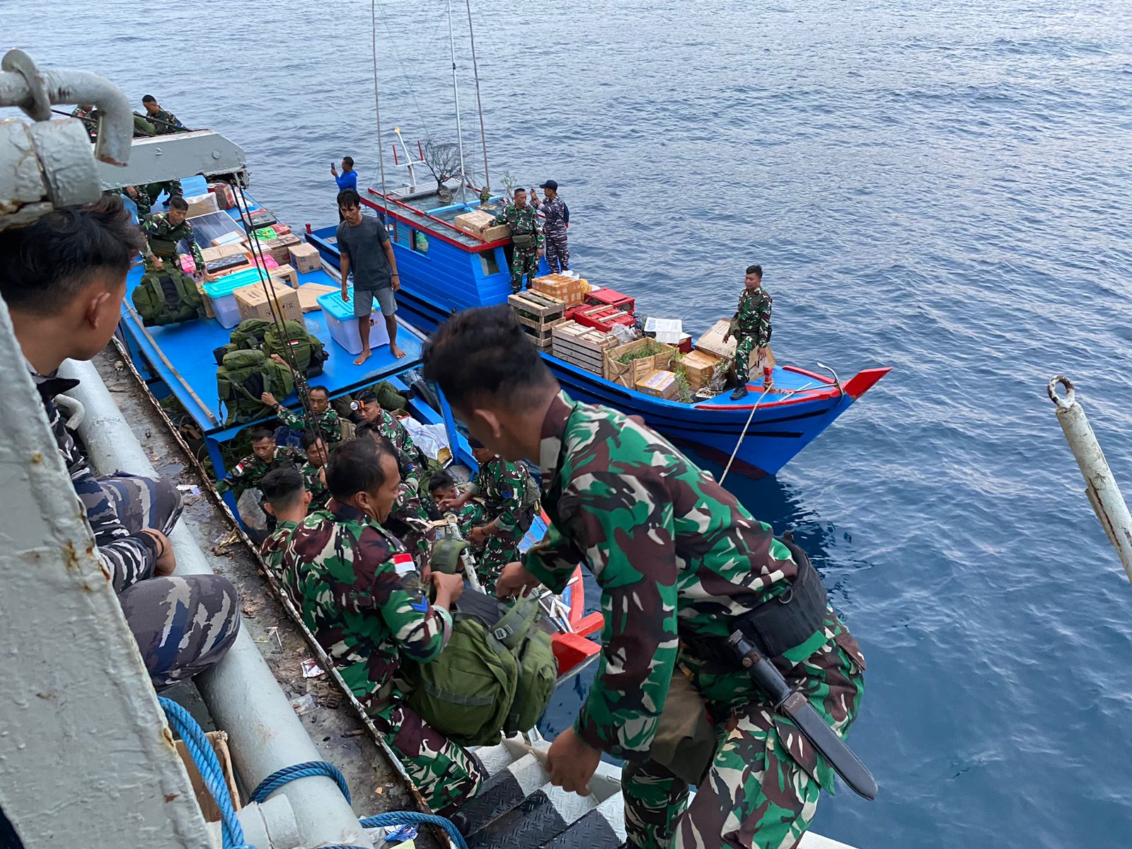 Dari pulau laut menuju sekatung mengunakan perahu pompong