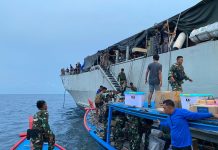Marinir Tempur Landas di Pulau Sekatung, Benteng Pertahanan Negara Ujung Utara Natuna KRI (Kapal Republik Indonesia) Teluk Lampung - 540 tiba di Perairan Pulau Laut dan melaksanakan lego jangkar untuk melaksanakan Embarkasi dan Debarkasi Satuan Tugas Pengamanan Pulau Terluar