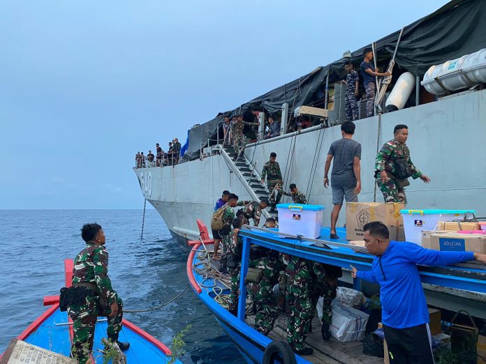 KRI (Kapal Republik Indonesia) Teluk Lampung - 540 tiba di Perairan Pulau Laut dan melaksanakan lego jangkar untuk melaksanakan Embarkasi dan Debarkasi Satuan Tugas Pengamanan Pulau Terluar KRI (Kapal Republik Indonesia) Teluk Lampung - 540 tiba di Perairan Pulau Laut dan melaksanakan lego jangkar untuk melaksanakan Embarkasi dan Debarkasi Satuan Tugas Pengamanan Pulau Terluar