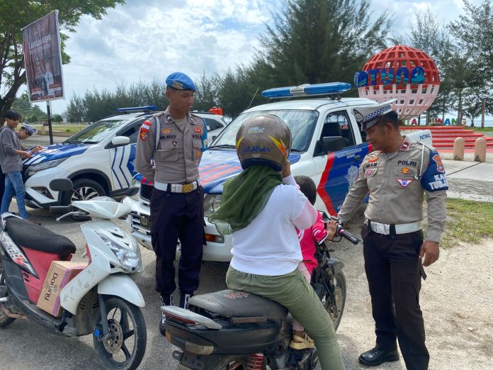 Terlihat para Petugas dari Polres Natuna Imam Nurahman turut sukseskan Operasi Patuh Seligi 2024