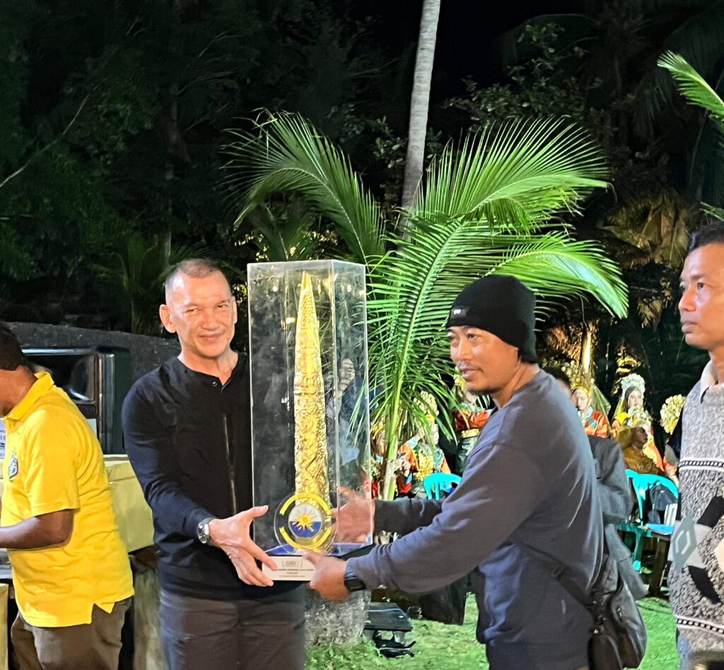 Wakil Bupati Natuna, Rodhial Huda menyerahkan piala kepada pemenang