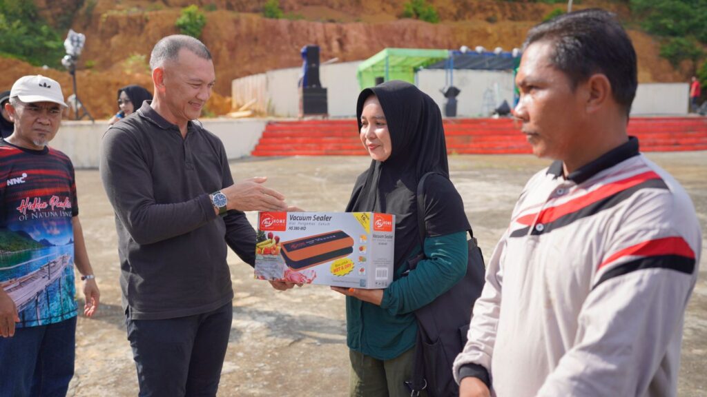 Wabub Rodhial huda senam sehat bersama warga pulau tiga