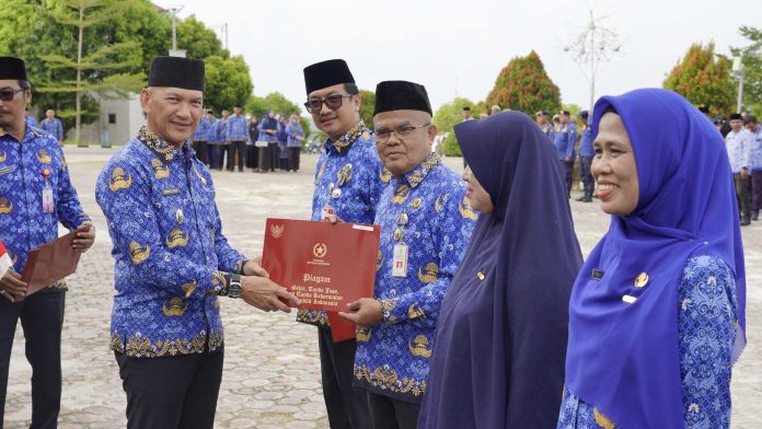 Hussyaini Staf Ahli menerima pin emas pengabdian 30 tahun