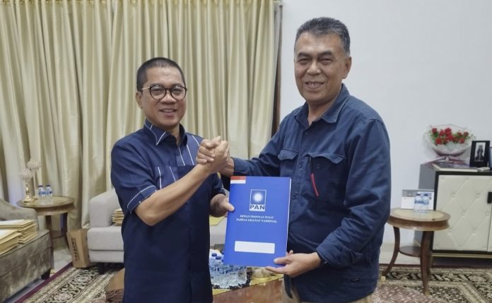 Rekomendasi diserahkan langsung oleh Wakil Ketua Umum DPP PAN, Yanri kepada Wan Siswandi Rekomendasi diserahkan langsung oleh Wakil Ketua Umum DPP PAN, Yanri kepada Wan Siswandi
