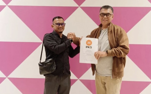 Wan Siswandi menerima rekomendasi DPP PKS dari Sekretaris Pengurus DPP PKS BPW Sumbagut Dr. Irfan Aulia Wan Siswandi menerima rekomendasi DPP PKS dari Sekretaris Pengurus DPP PKS BPW Sumbagut Dr. Irfan Aulia