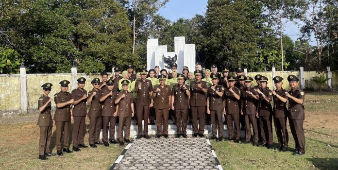 Kejaksaan Negeri Natuna melaksanakan Ziarah ke Taman Makam Pahlawan Natuna yang terletak di Jalan Adam Malik Bandarsyah dalam rangka Hari Bhakti Adhyaksa (HBA) ke-64 dan Hari Ulang Tahun lkatan Adhyaksa Dharmakarini (IAD) yang ke-XXIV Tahun 2024