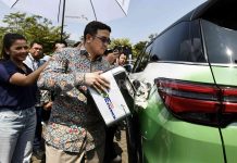 Langkah Maju ke Energi Bersih, Pertamina dan Toyota Sukses Uji Coba Bioethanol SVP Research & Technology Innovation Pertamina Oki Muraza melakukan pengisian Perdana Bioethanol Sorgum Pertamina & Toyota di ICE BSD, Tangerang pada Rabu (24/7/2024), Foto: Pertamina