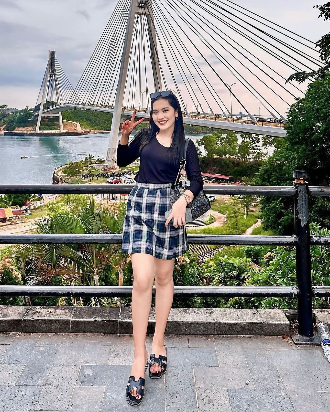 Wisatawan berpose di Jembatan Barelang 