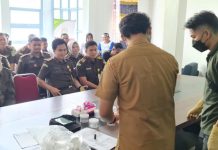 Kajari dan 27 Staf Kejaksaan Negeri Natuna di Tarempa Ikuti Tes Urine Kajari dan 27 Staf Kejaksaan Negeri Natuna di Tarempa Ikuti Tes Urine