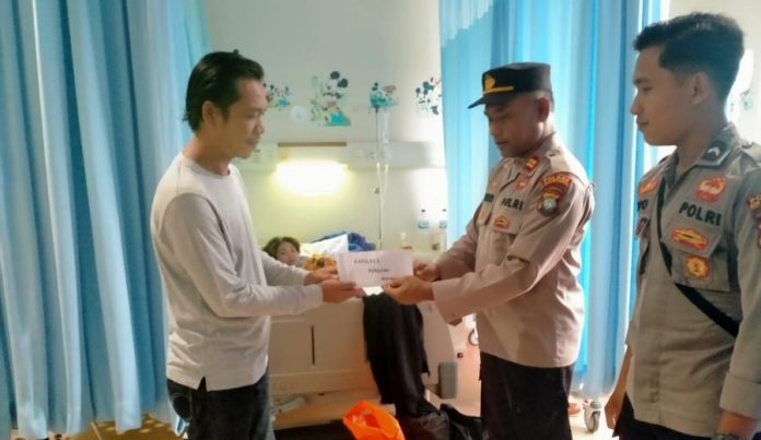 Kapolres Anambas Beri Bantuan Kepada Emelliya Kapolres Anambas Beri Bantuan Kepada Emelliya, Anak Perempuan yang Alami Patah Tulang Kaki