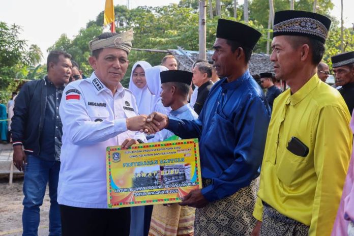Kunker ke Desa Benan Lingga, Gubernur Ansar Serahkan Bantuan Senilai Rp1,12 Miliar