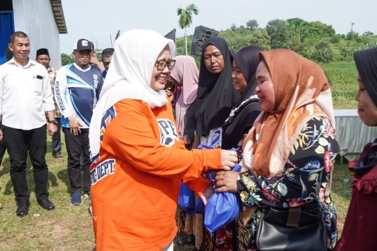 Marlin Agustina Tak Kenal Lelah, Terus Menyapa dan Bantu Warga di Batam Marlin Agustina Tak Kenal Lelah, Terus Menyapa dan Bantu Warga di Batam